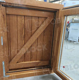 Ventanas de Madera con Contraventanas