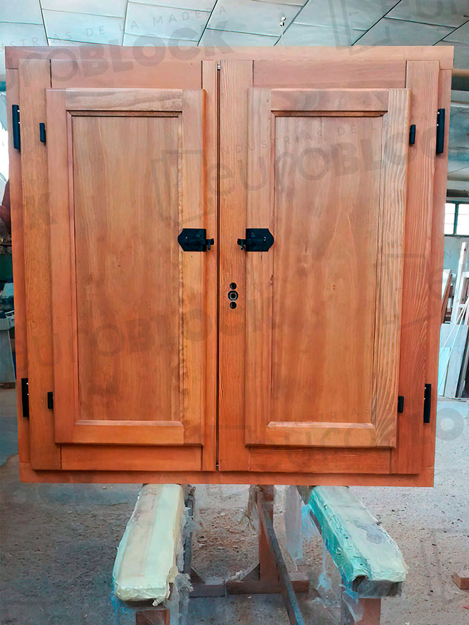 Ventana Europea de Madera Maciza de Iroko Huelva V2 Barniz (Cristal Transparente Incluido)