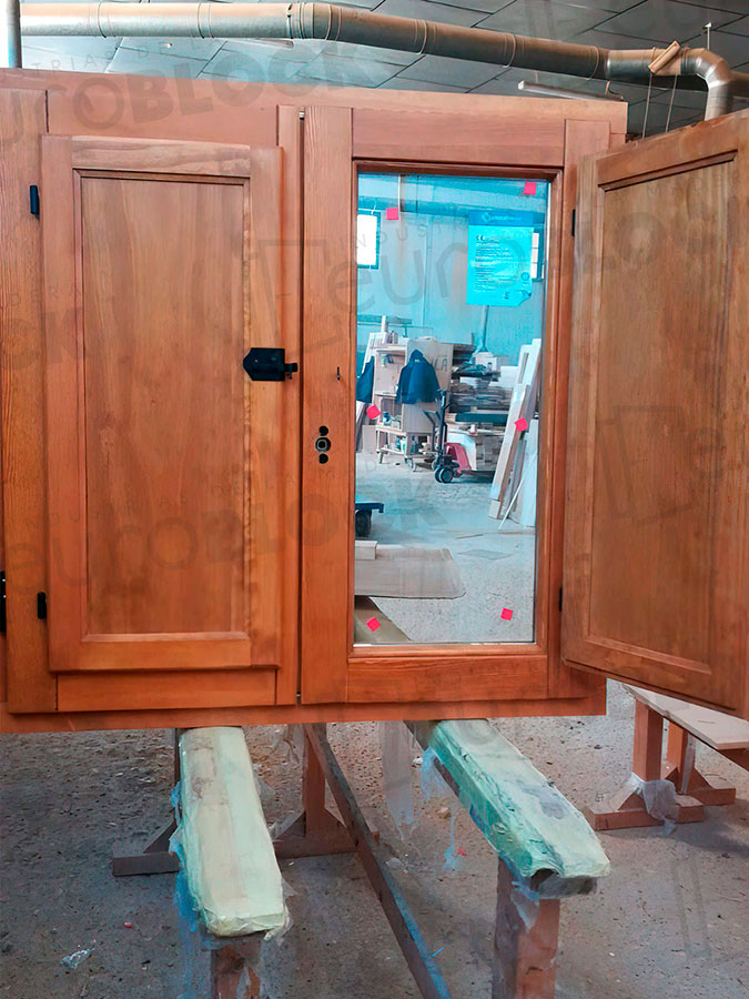 Ventana Europea de Madera Maciza de Iroko Huelva V2 Barniz (Cristal Transparente Incluido)